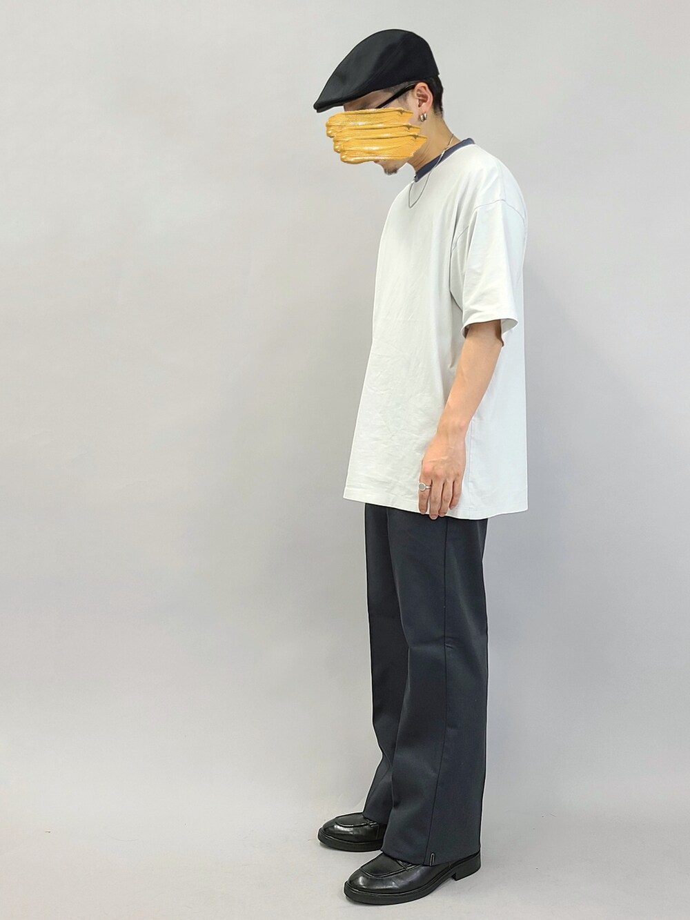 ブラック系のデニムパンツ、グレー系のTシャツ/カットソー、ブラック系のドレスシューズを着用したメンズの夏コーディネートの4枚目の写真