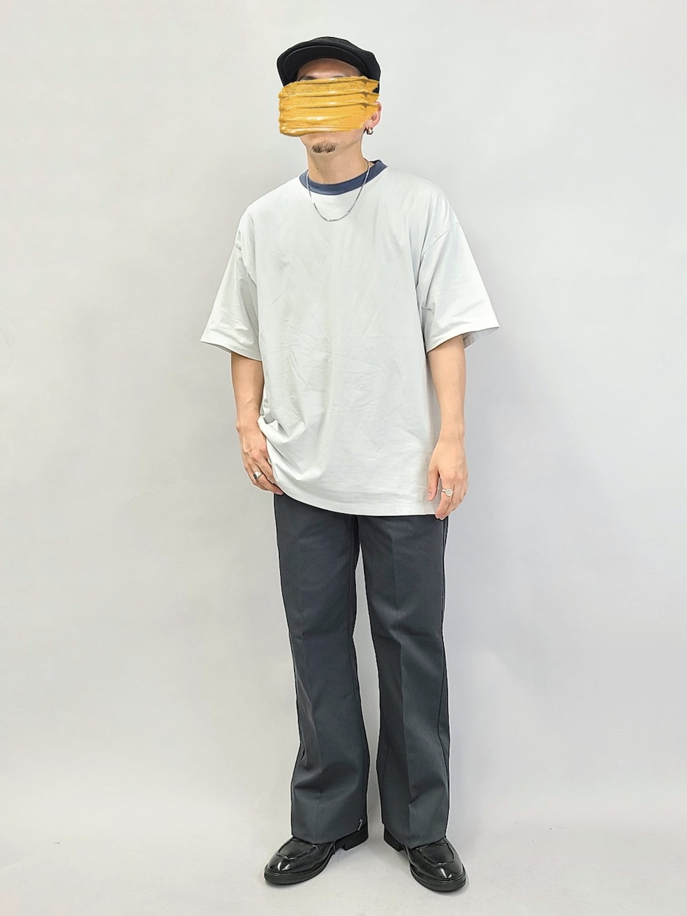 ブラック系のデニムパンツ、グレー系のTシャツ/カットソー、ブラック系のドレスシューズを着用したメンズの夏コーディネートの3枚目の写真