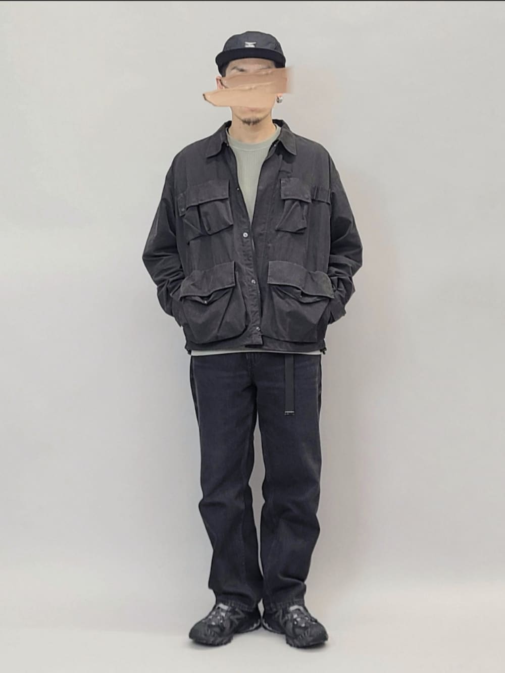 ブラック系のスニーカー、ブラック系のブルゾン、ブラック系のベルトを着用したメンズの秋コーディネートの2枚目の写真