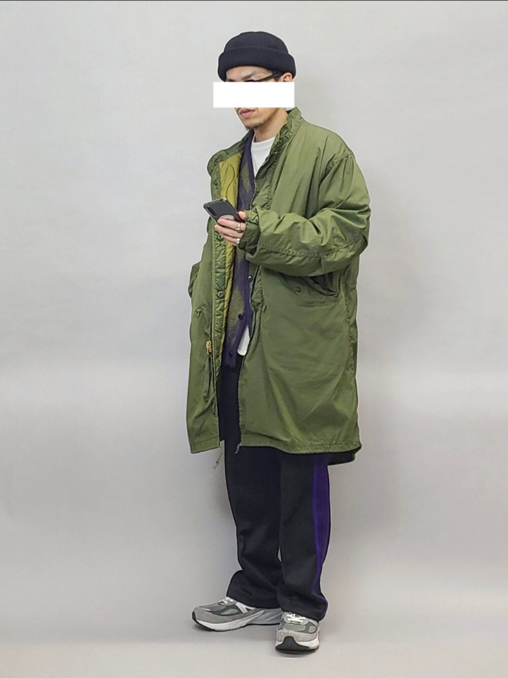 グレー系のTシャツ/カットソー、パープル系のカーディガン/ボレロ、グリーン系のモッズコートを着用したメンズの冬コーディネートの3枚目の写真