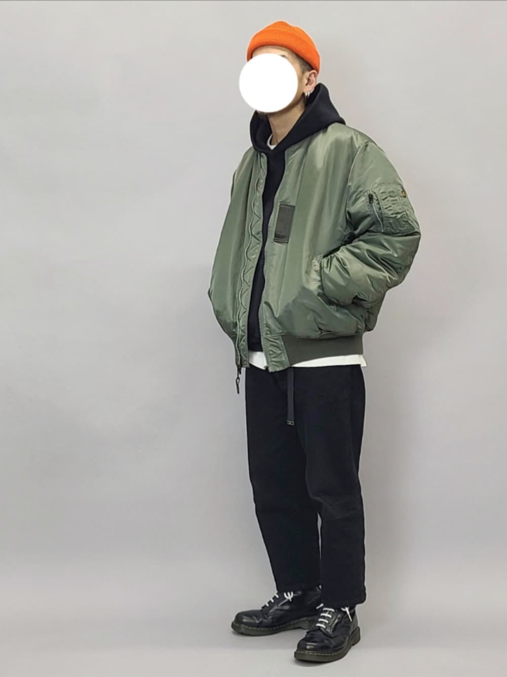 グレー系のMA-1、グレー系のTシャツ/カットソー、ブラック系のベルトを着用したメンズの冬コーディネートの2枚目の写真