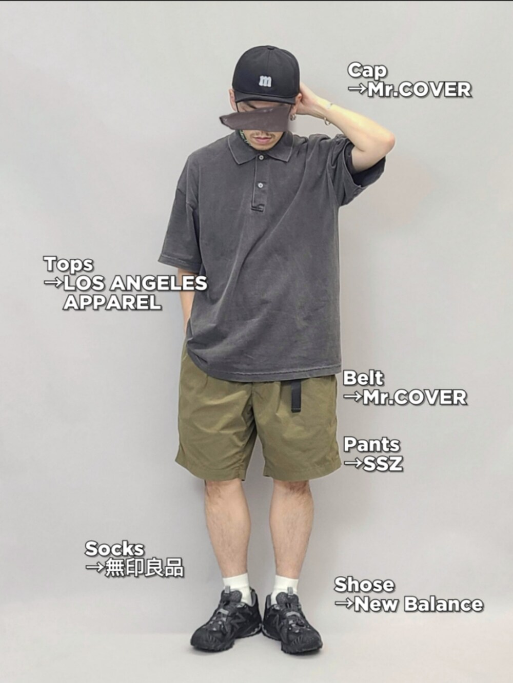 ブラック系のスニーカー、ブラック系のポロシャツ、ブラック系のキャップを着用したメンズの秋コーディネートの4枚目の写真