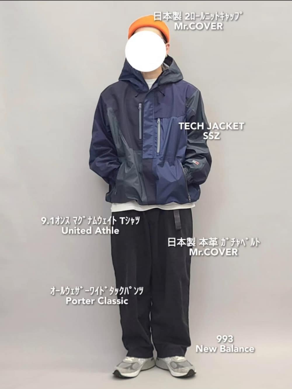 ブラック系のスラックス、グレー系のTシャツ/カットソー、オレンジ系のニットキャップ/ビーニーを着用したメンズの夏コーディネートの4枚目の写真