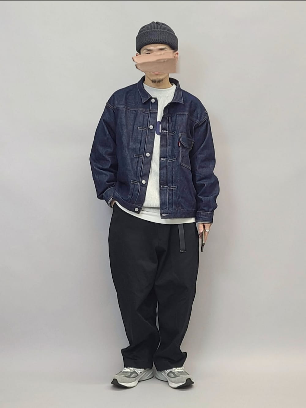 グレー系のスニーカー、ブラック系のベルト、グレー系のニットキャップ/ビーニーを着用したメンズの冬コーディネートの3枚目の写真