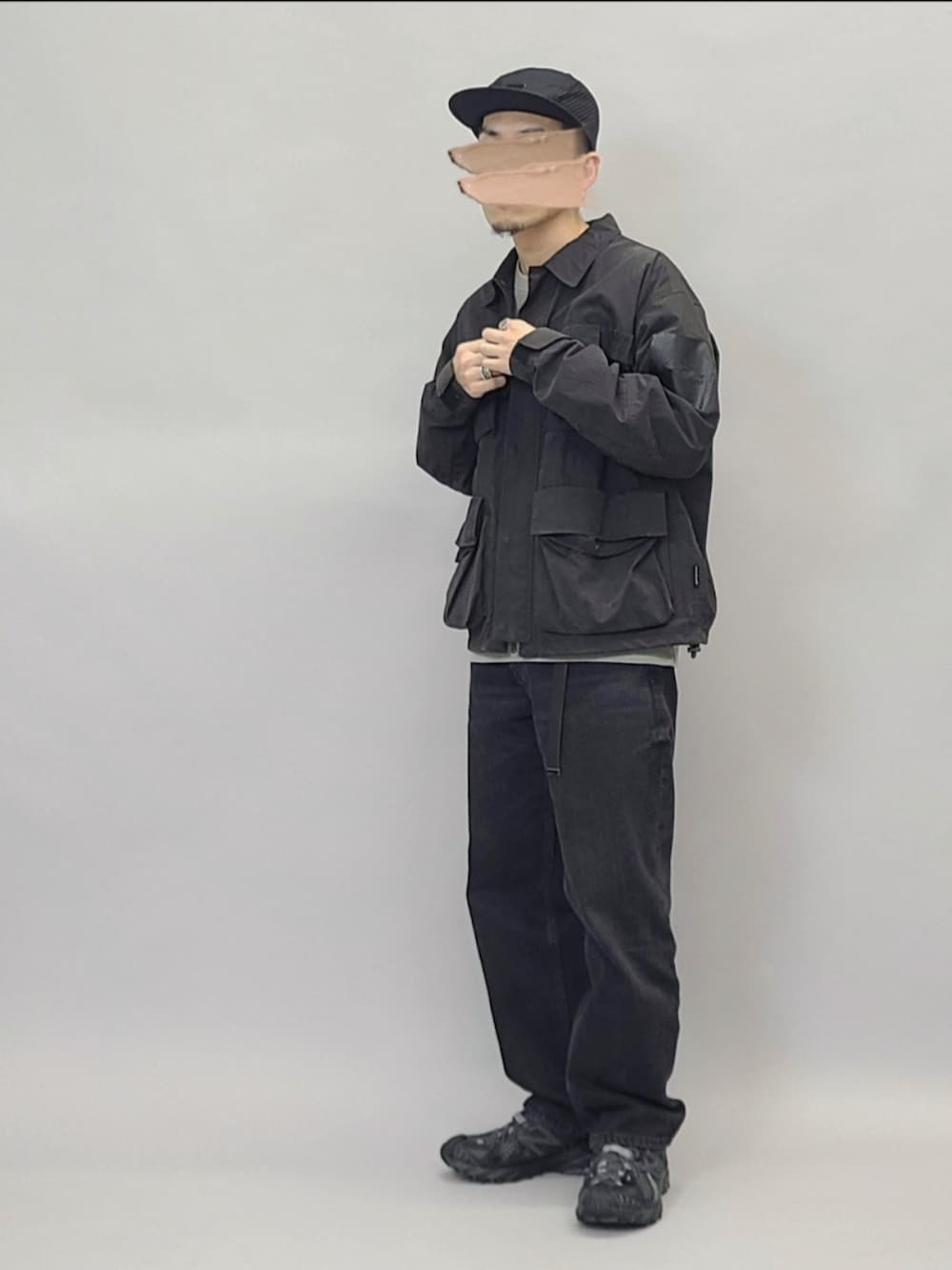 ブラック系のスニーカー、ブラック系のブルゾン、ブラック系のベルトを着用したメンズの秋コーディネートの3枚目の写真