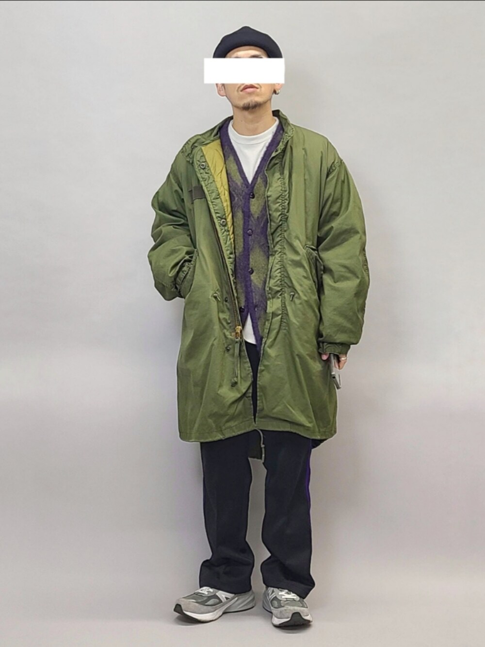 グレー系のTシャツ/カットソー、パープル系のカーディガン/ボレロ、グリーン系のモッズコートを着用したメンズの冬コーディネートの2枚目の写真