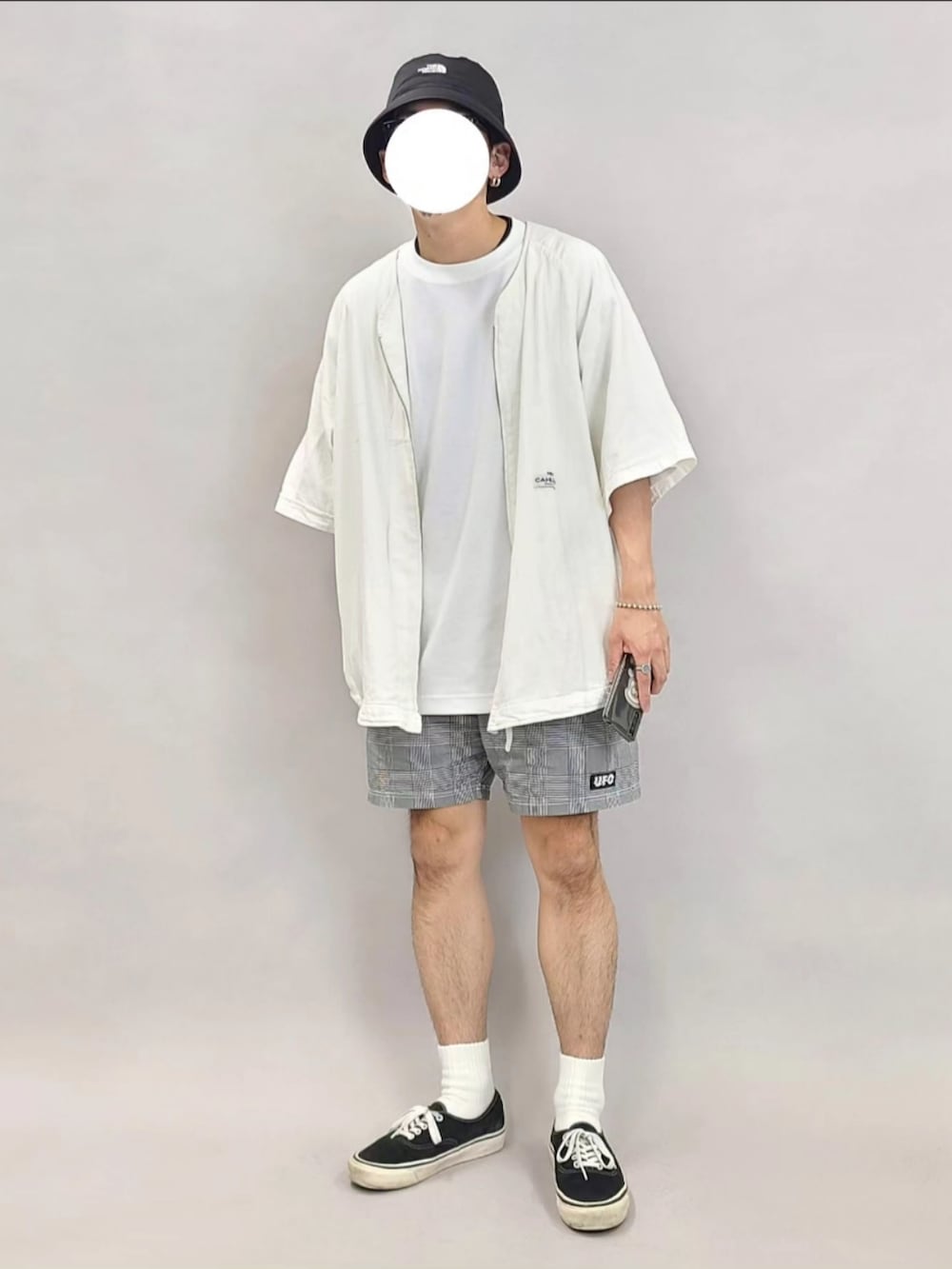 ホワイト系のシャツ/ブラウス、グレー系のその他パンツ、ブラック系のスニーカーを着用したメンズの夏コーディネートの2枚目の写真