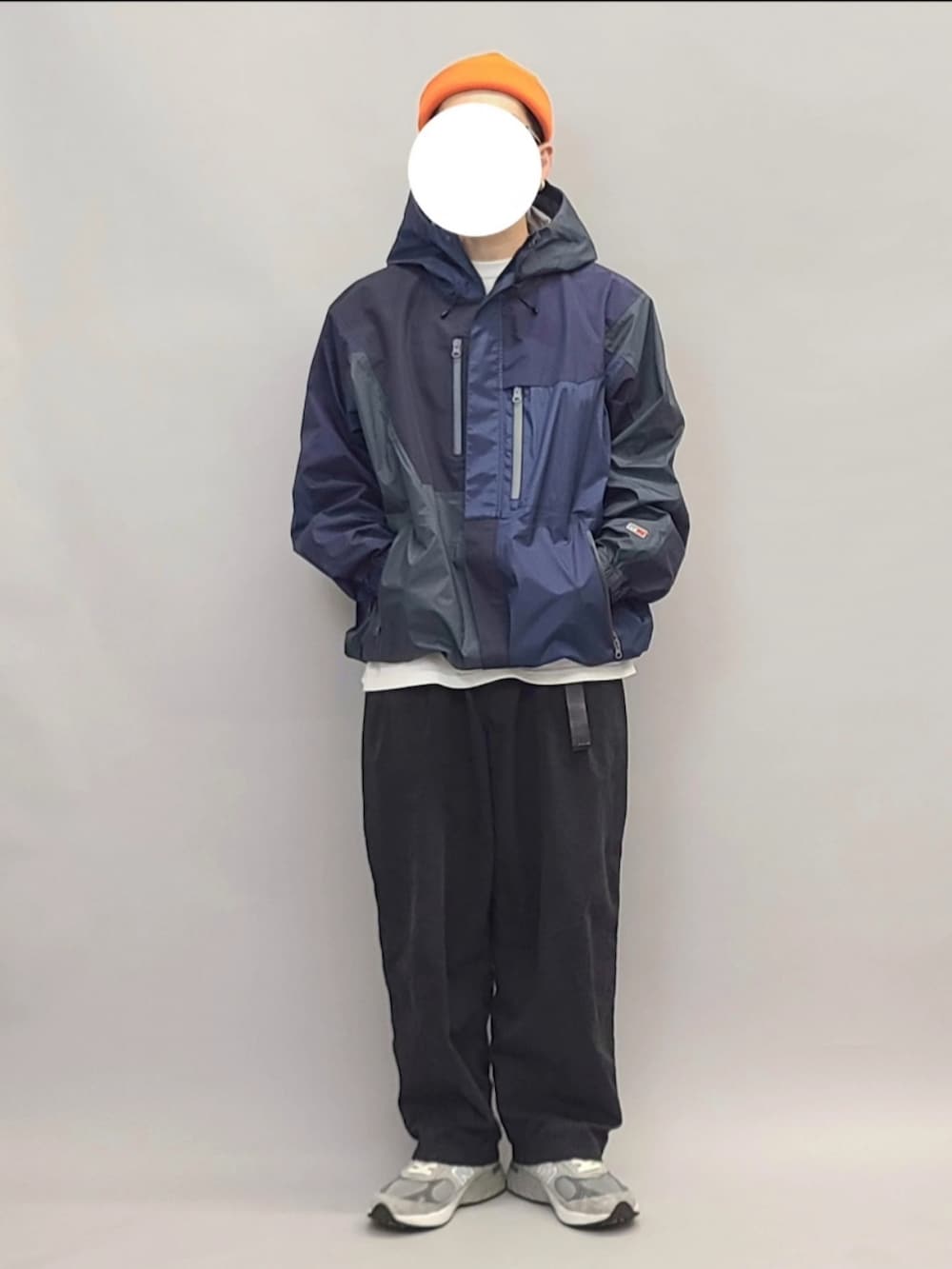 ブラック系のスラックス、グレー系のTシャツ/カットソー、オレンジ系のニットキャップ/ビーニーを着用したメンズの夏コーディネートの2枚目の写真