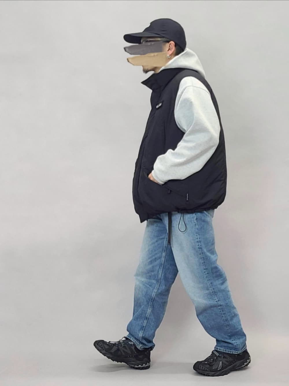 ブラック系のベルトを着用したメンズの春コーディネートの3枚目の写真