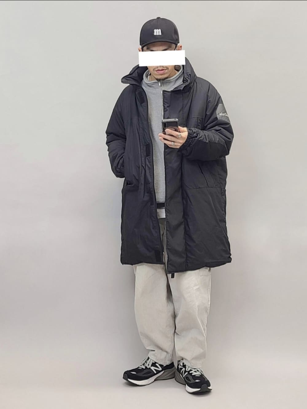 ブラック系のダウンジャケット/コート、グレー系のカーゴパンツ、グレー系のスニーカーを着用したメンズの冬コーディネートの3枚目の写真