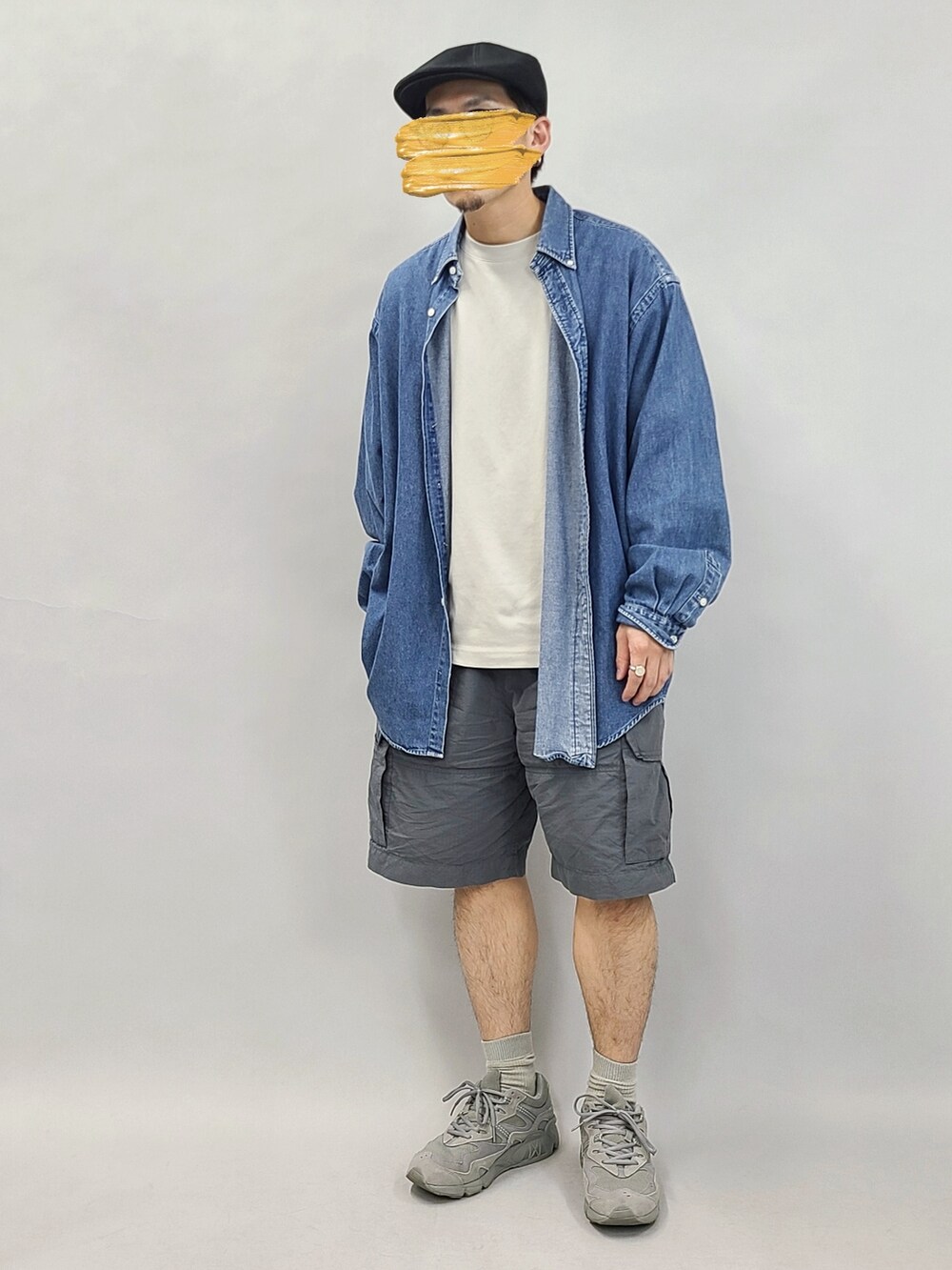 グレー系のカーゴパンツ、グレー系のスニーカー、グレー系のTシャツ/カットソーを着用したメンズの秋コーディネートの2枚目の写真