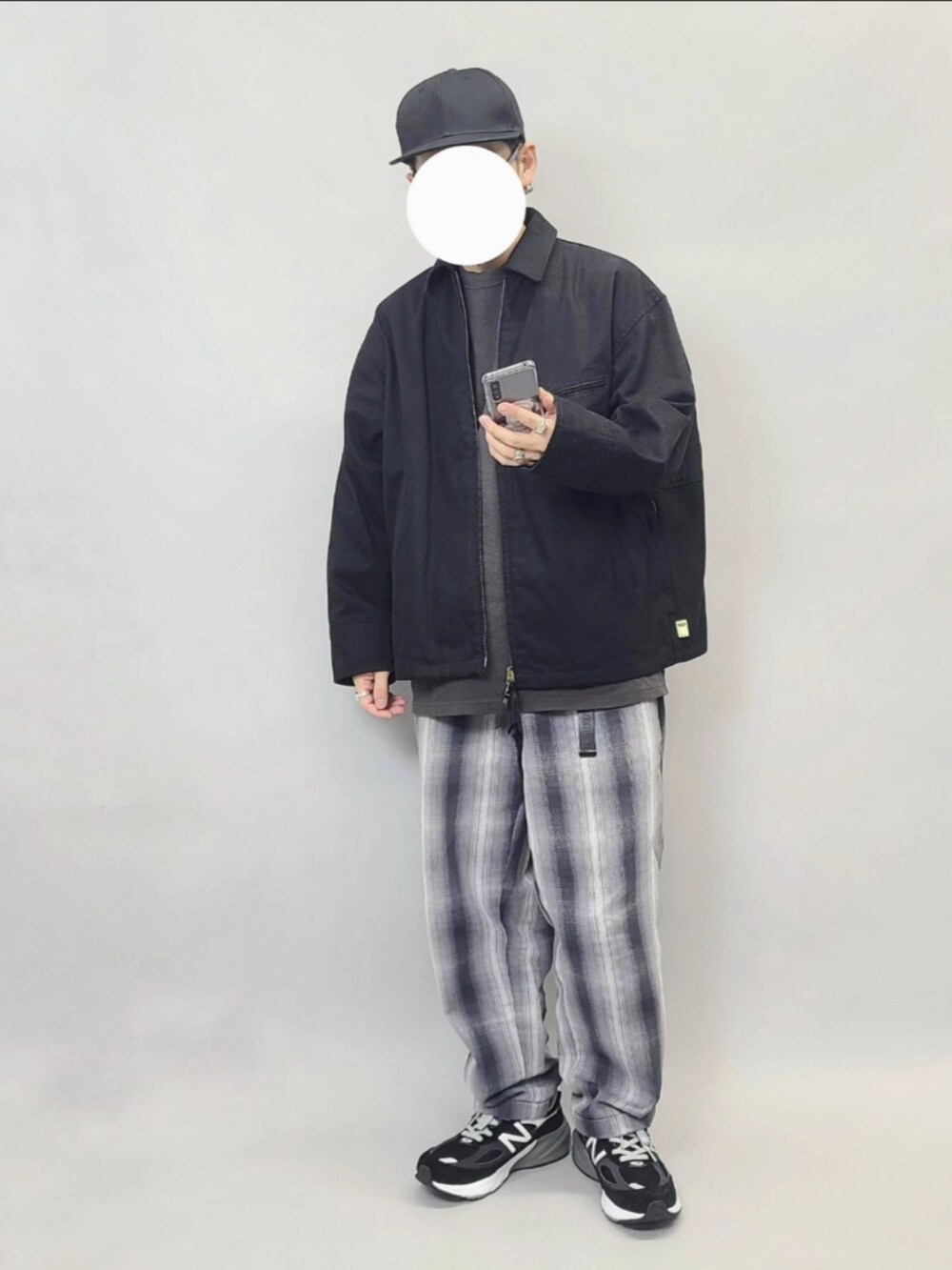 グレー系のスニーカー、グレー系のパンツ、グレー系のTシャツ/カットソーを着用したメンズの冬コーディネートの3枚目の写真