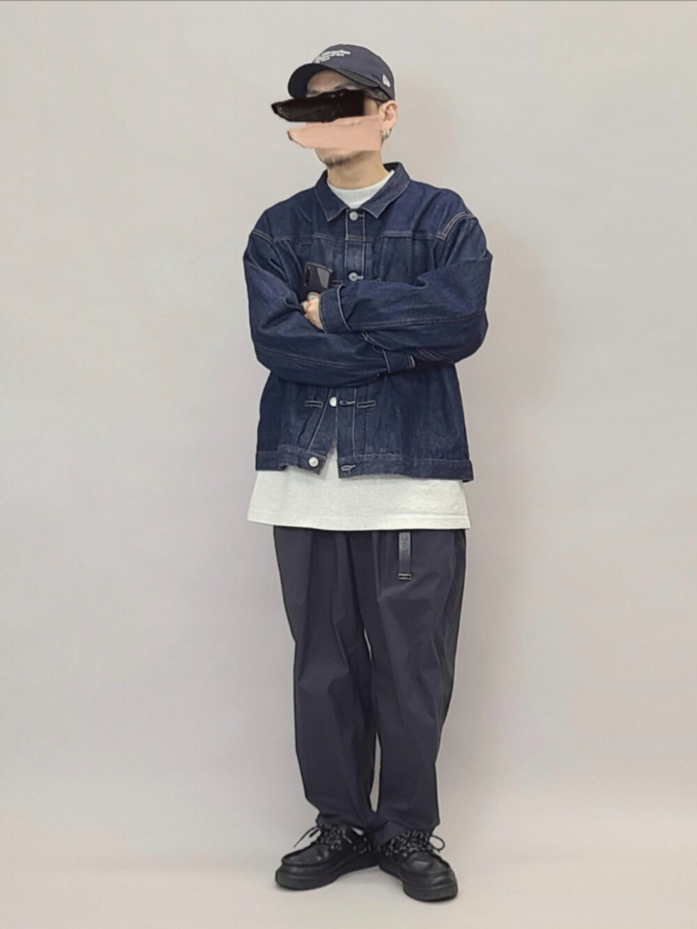 グレー系のTシャツ/カットソー、ブラック系のスニーカー、ブラック系のベルトを着用したメンズの春コーディネートの3枚目の写真