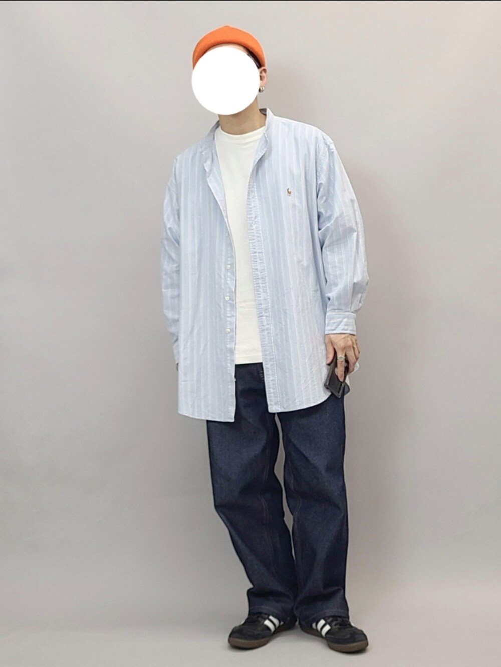 ブラック系のスニーカー、ホワイト系のTシャツ/カットソー、オレンジ系のニットキャップ/ビーニーを着用したメンズの春コーディネートの3枚目の写真