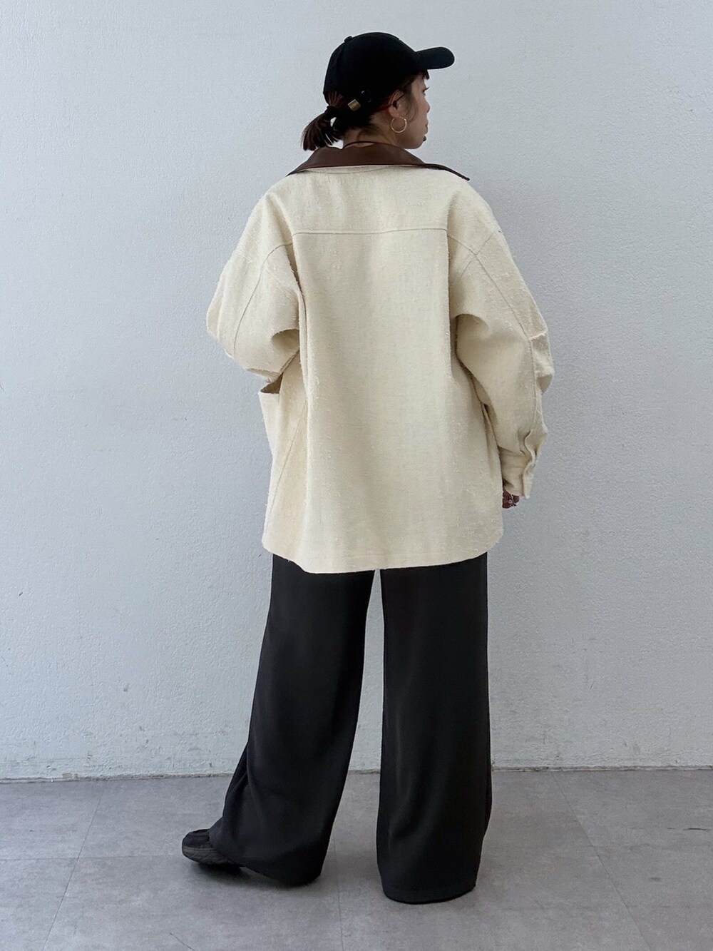 ホワイト系のブルゾン、ホワイト系のシャツ/ブラウス、ブラック系のその他パンツを着用したレディースの冬コーディネートの5枚目の写真