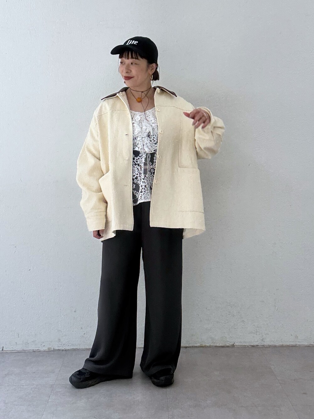 ホワイト系のブルゾン、ホワイト系のシャツ/ブラウス、ブラック系のその他パンツを着用したレディースの冬コーディネートの3枚目の写真