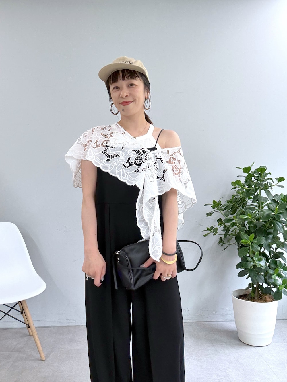 ブラック系のサロペット/オーバーオール、ホワイト系のストール/ショールを着用したレディースの夏コーディネートの4枚目の写真