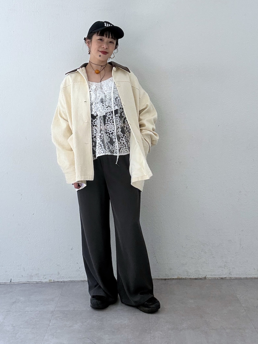 ホワイト系のブルゾン、ホワイト系のシャツ/ブラウス、ブラック系のその他パンツを着用したレディースの冬コーディネートの2枚目の写真