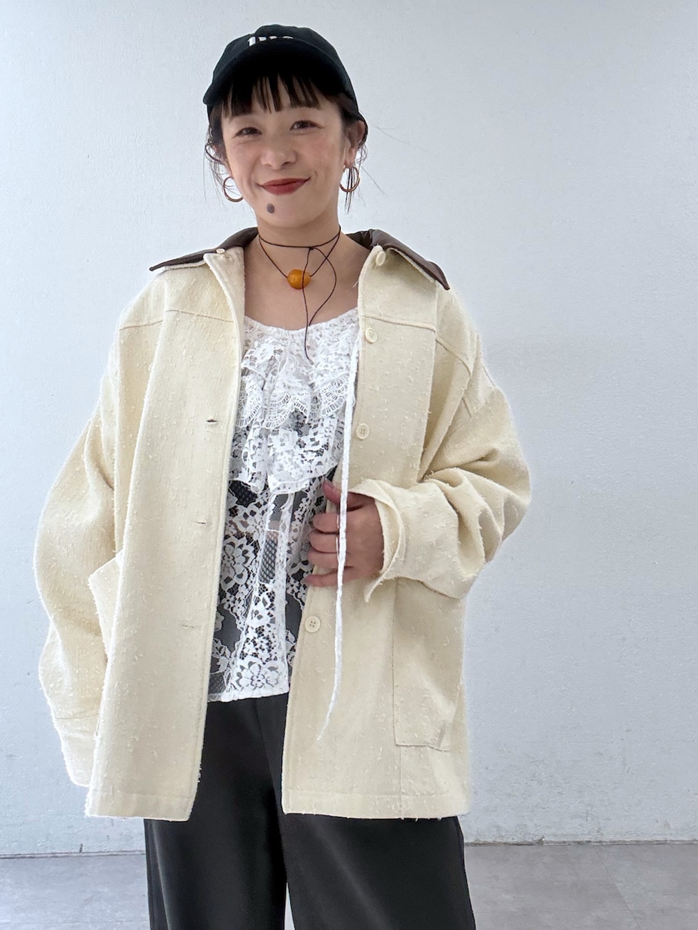 ホワイト系のブルゾン、ホワイト系のシャツ/ブラウス、ブラック系のその他パンツを着用したレディースの冬コーディネートの4枚目の写真