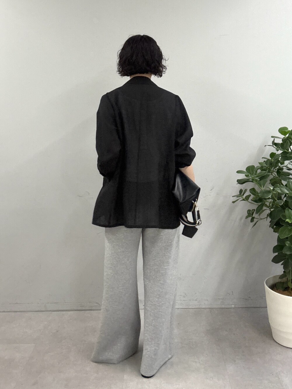 グレー系のスウェットパンツ、ブラック系のテーラードジャケット、ブラック系のボストンバッグを着用したレディースの春コーディネートの2枚目の写真