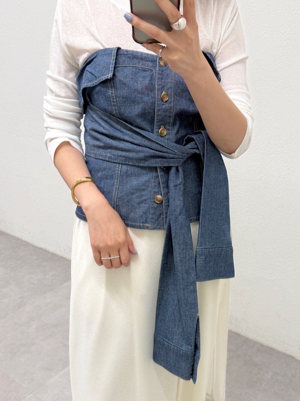 ブルー系のシャツ/ブラウス、ホワイト系のワンピース、ホワイト系のその他パンツを着用したレディースの夏コーディネートの2枚目の写真