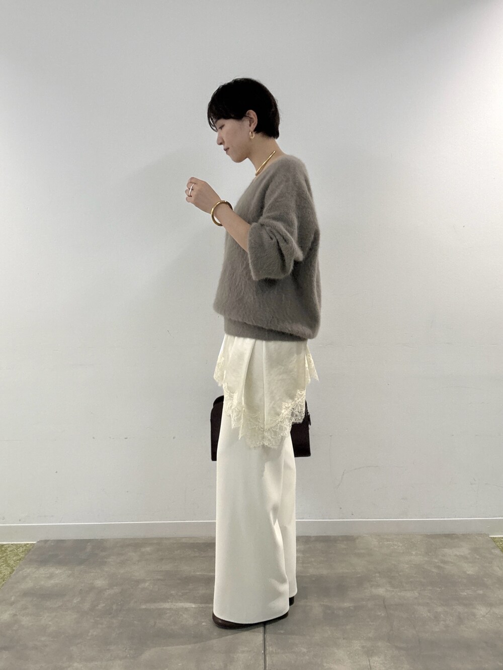 ブラウン系のニット/セーター、ホワイト系のその他パンツ、ホワイト系のキャミソールを着用したレディースの秋コーディネートの2枚目の写真