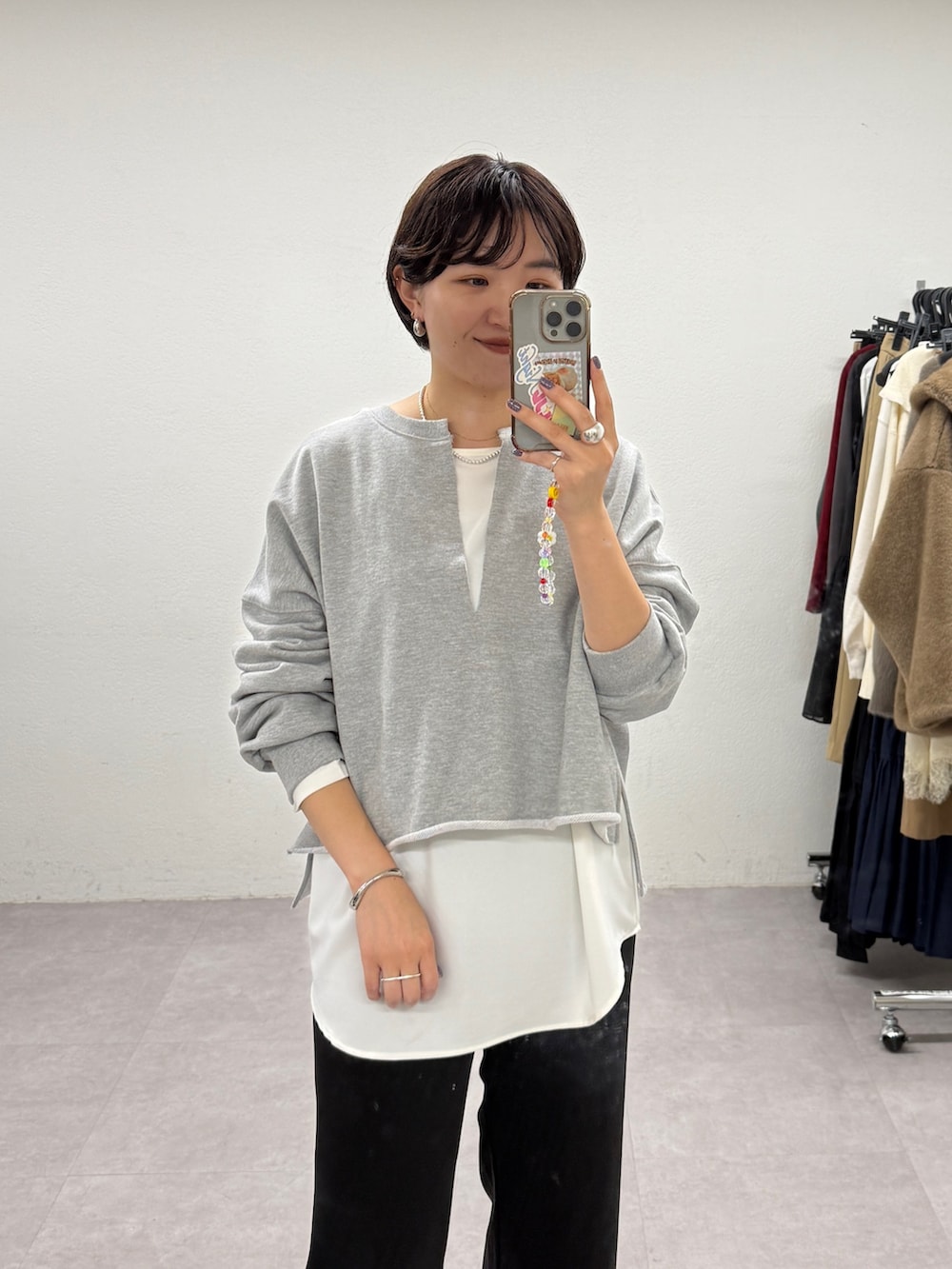 ホワイト系のシャツ/ブラウス、グレー系のTシャツ/カットソー、ブラック系のその他パンツを着用したレディースの秋コーディネートの2枚目の写真