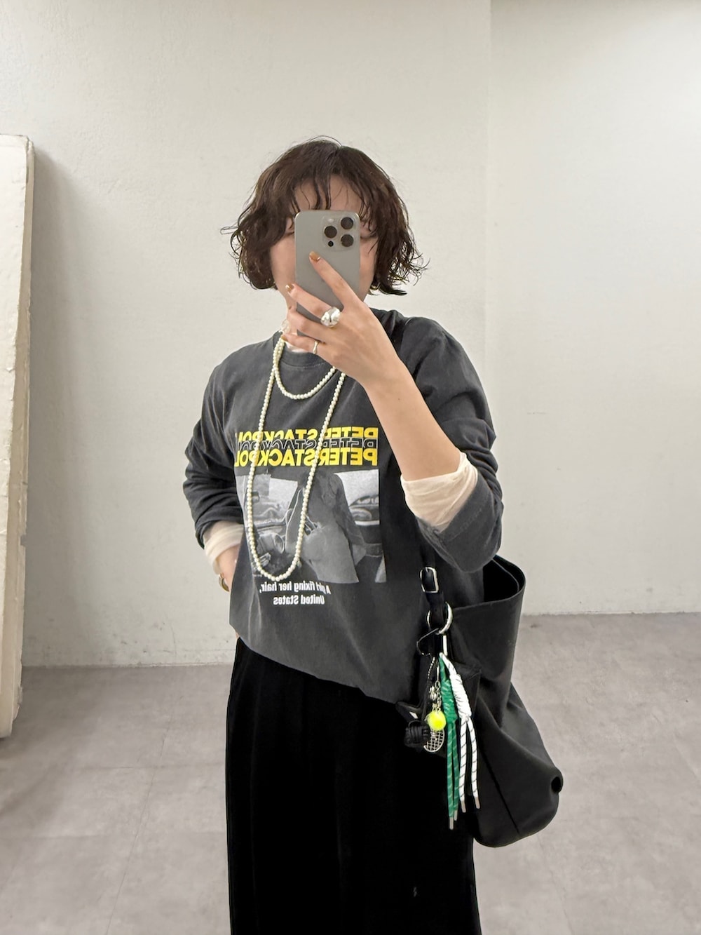 ブラック系のその他パンツ、ブラック系のパンプス、ブラック系のTシャツ/カットソーを着用したレディースの冬コーディネートの2枚目の写真