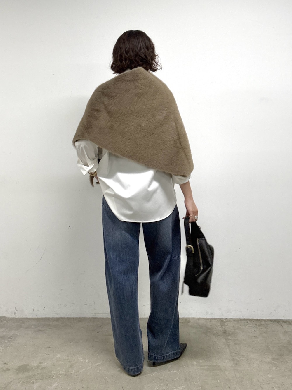 ホワイト系のシャツ/ブラウス、ブルー系のデニムパンツ、ブラック系のパンプスを着用したレディースの秋コーディネートの3枚目の写真