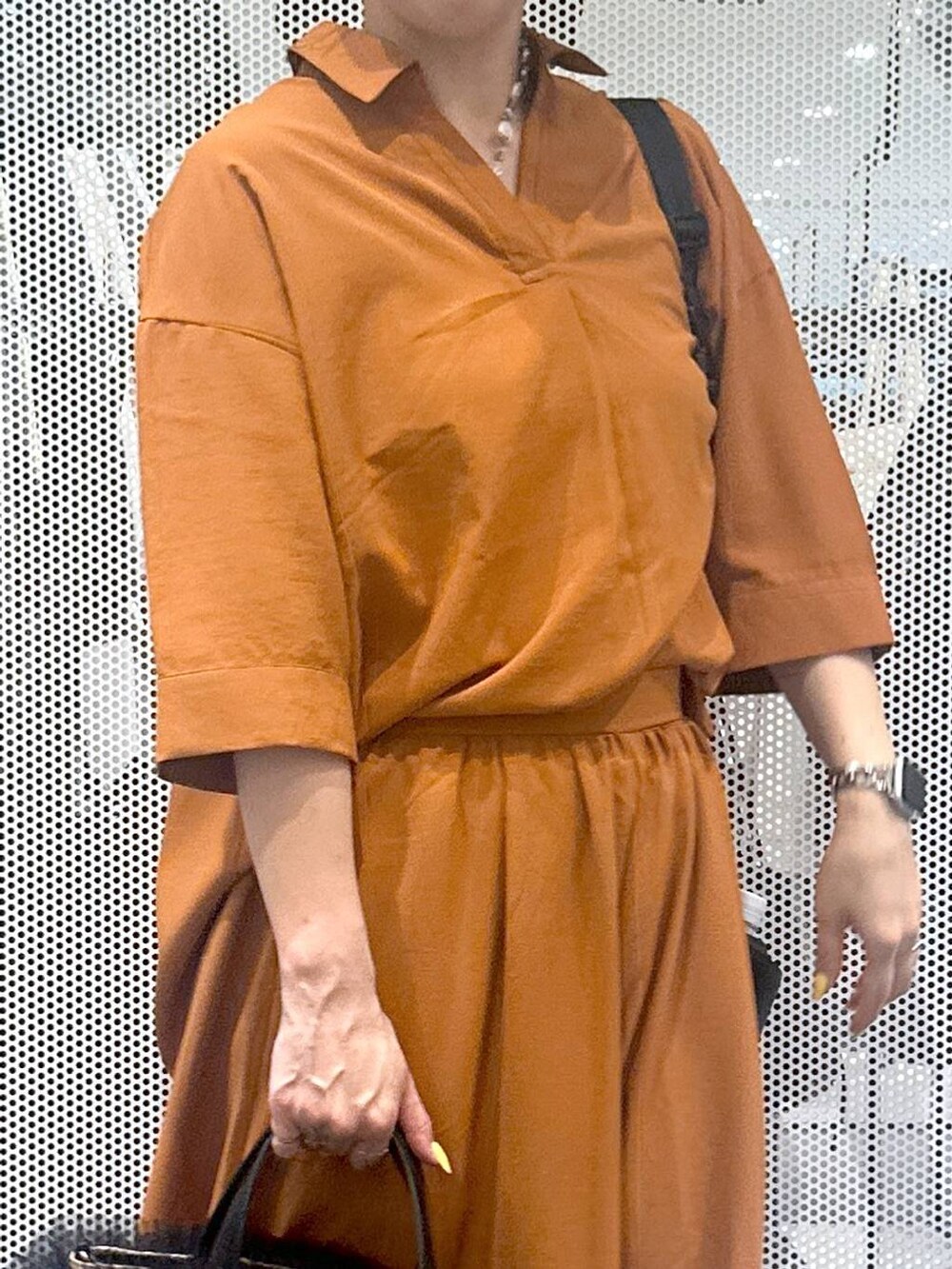 ベージュ系のショルダーバッグ、ブラウン系のその他パンツ、ブラウン系のシャツ/ブラウスを着用したレディースの春コーディネートの5枚目の写真