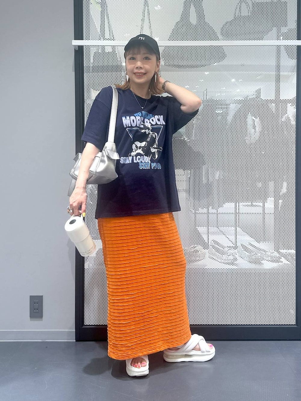 その他のショルダーバッグ、オレンジ系のスカート、ブルー系のTシャツ/カットソーを着用したレディースの夏コーディネートの2枚目の写真