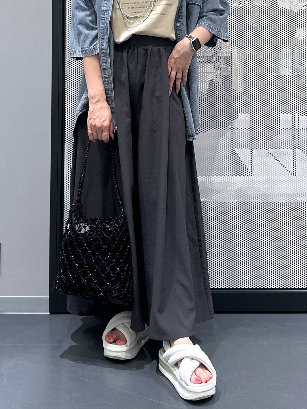 ブラック系のかごバッグ、ブルー系のシャツ/ブラウス、グレー系のその他パンツを着用したレディースの夏コーディネートの5枚目の写真