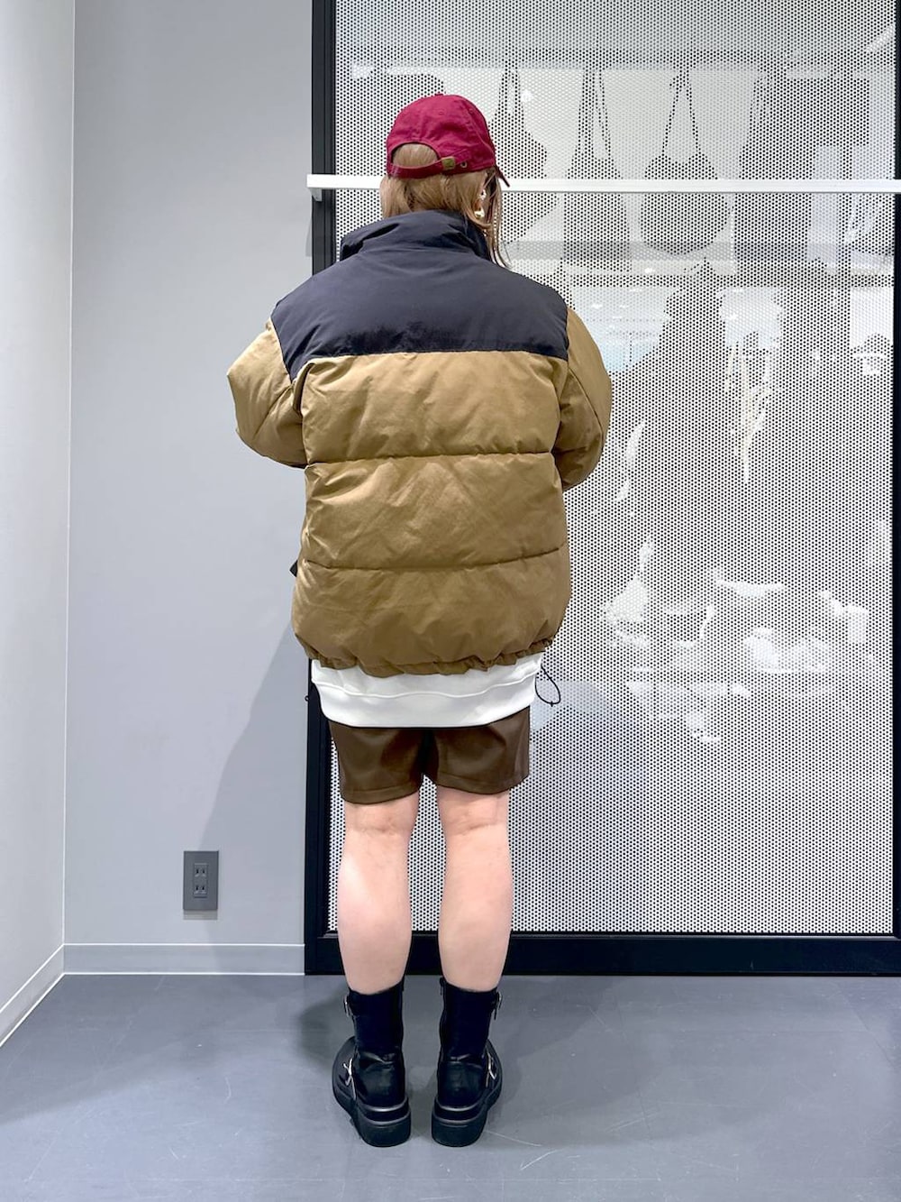 ベージュ系のブルゾン、ブラック系のブーツ、ホワイト系のスウェットを着用したレディースの冬コーディネートの4枚目の写真