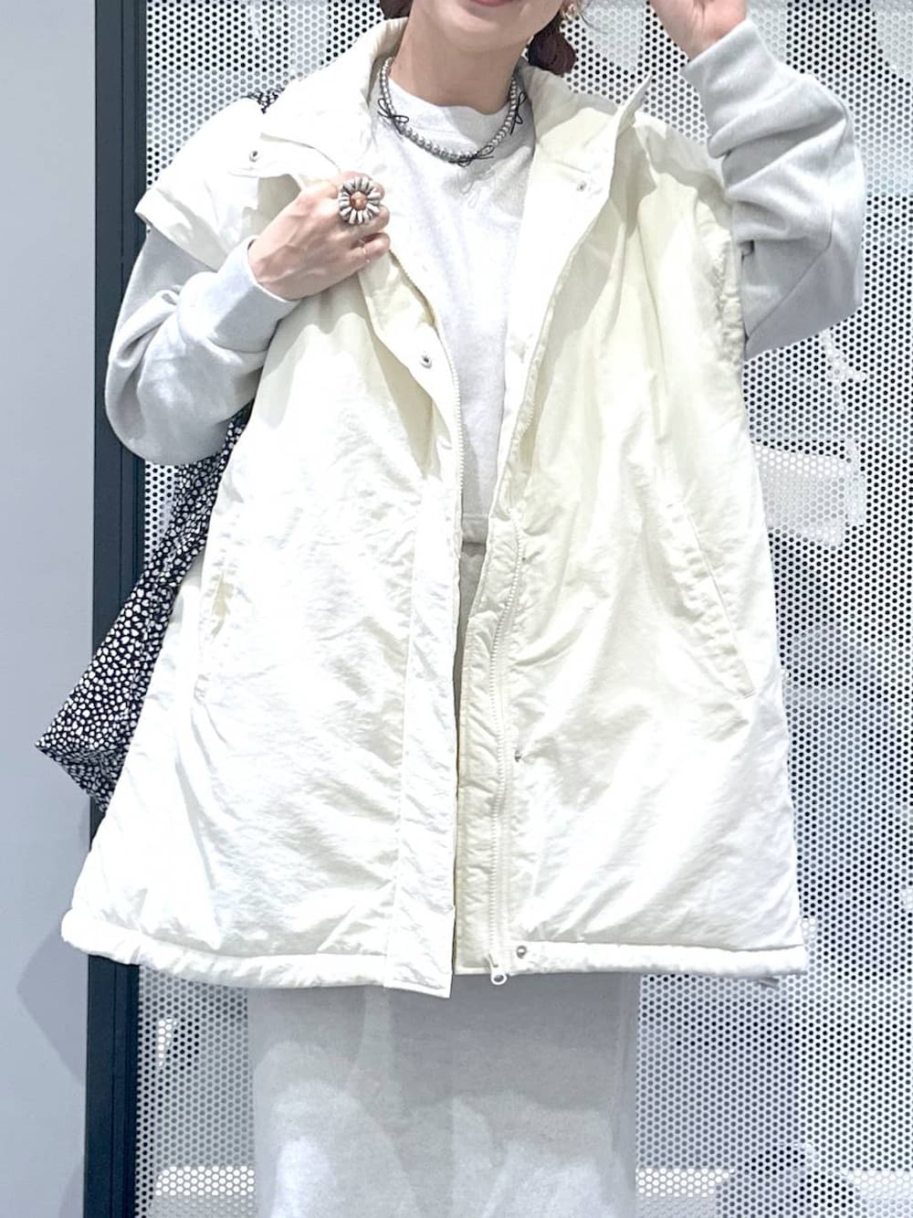 ホワイト系のその他アウター、ベージュ系のトートバッグ、ベージュ系のスウェットを着用したレディースの秋コーディネートの7枚目の写真