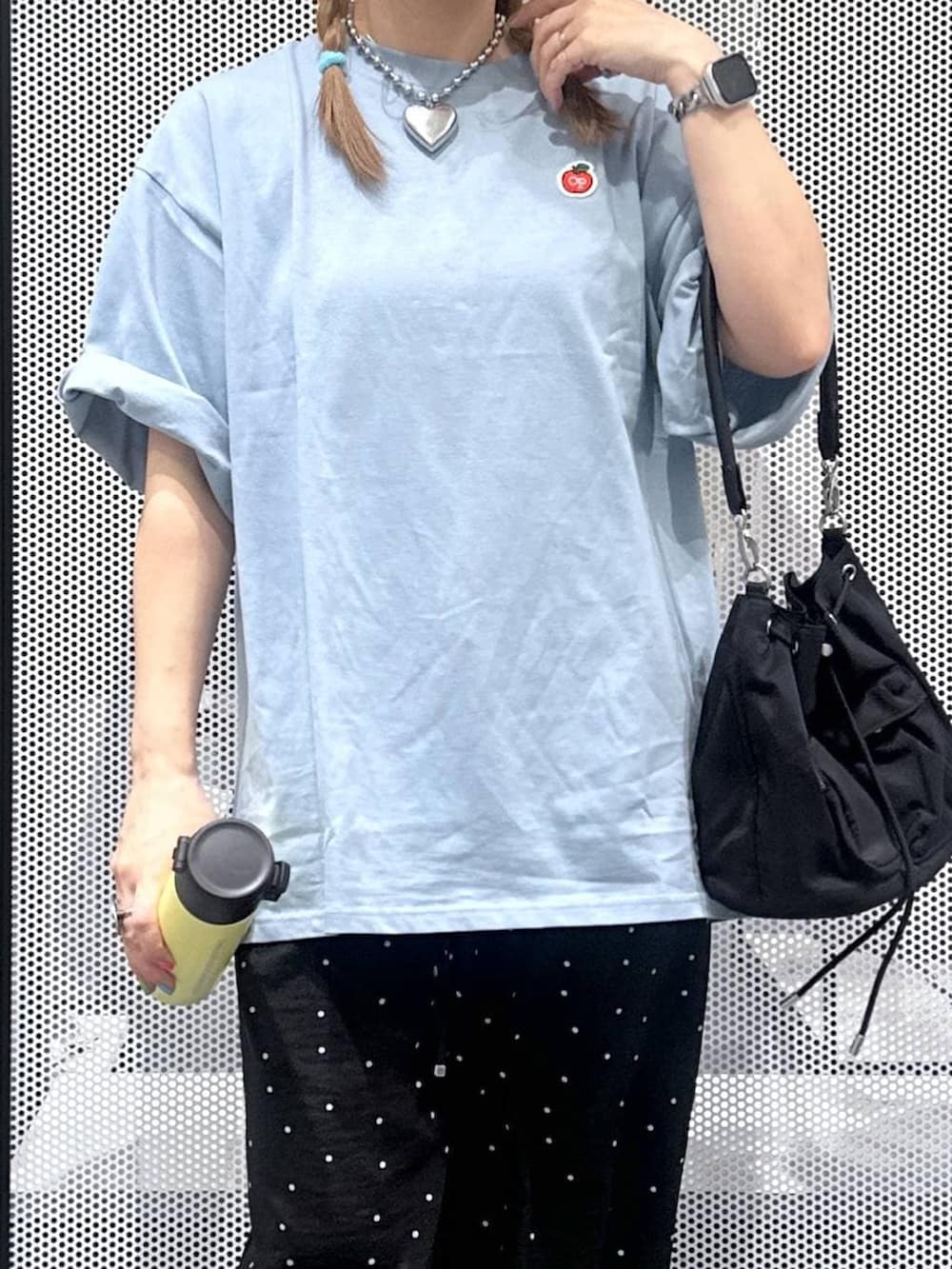 その他のその他パンツ、ブラック系のショルダーバッグ、その他のピアス（両耳用）を着用したレディースの春コーディネートの4枚目の写真