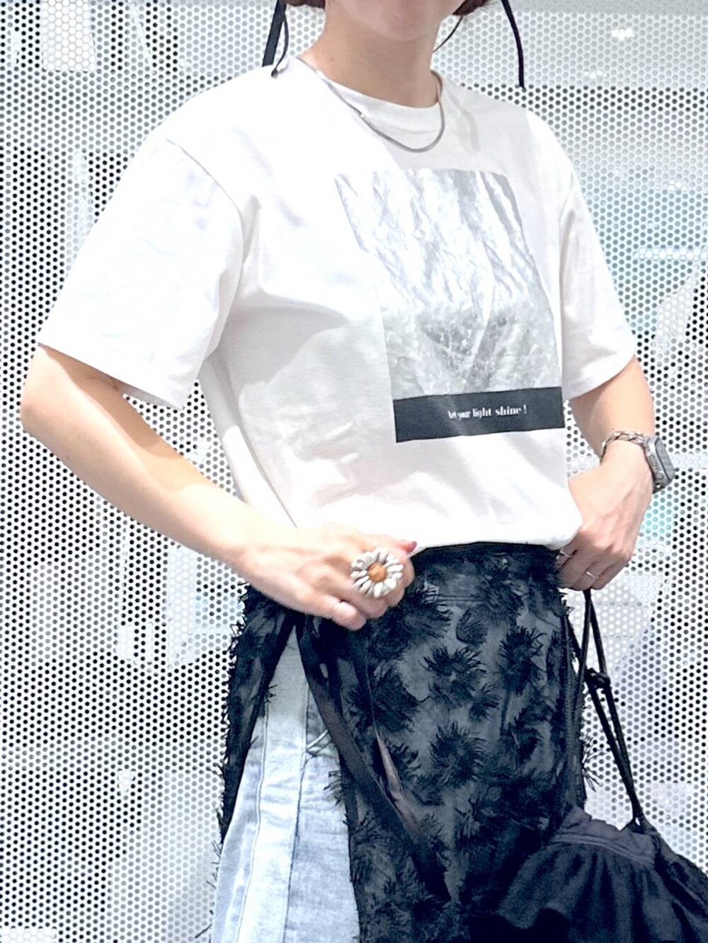 ブルー系のデニムパンツ、ホワイト系のTシャツ/カットソー、ブラック系のショルダーバッグを着用したレディースの夏コーディネートの4枚目の写真