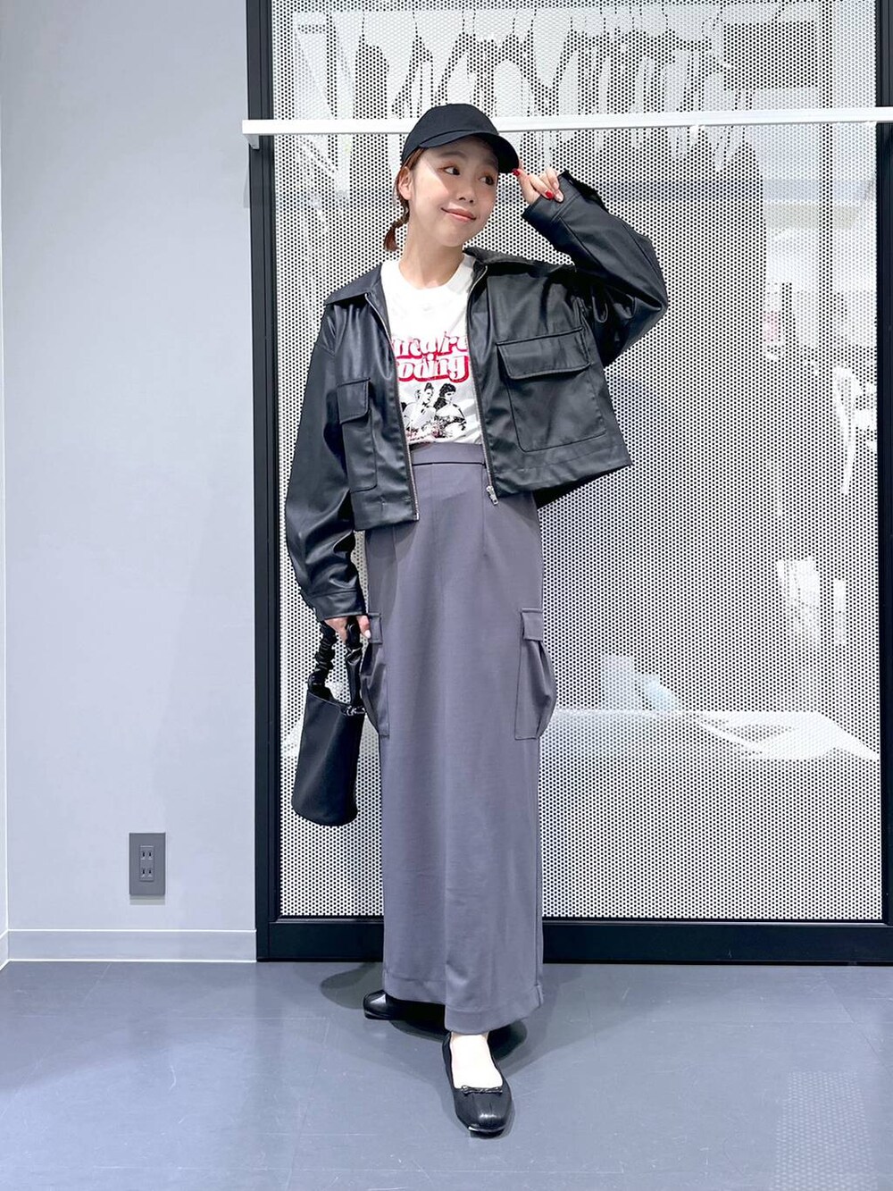 ブラック系のショルダーバッグ、ブラック系のブルゾン、ホワイト系のTシャツ/カットソーを着用したレディースの春コーディネートの4枚目の写真