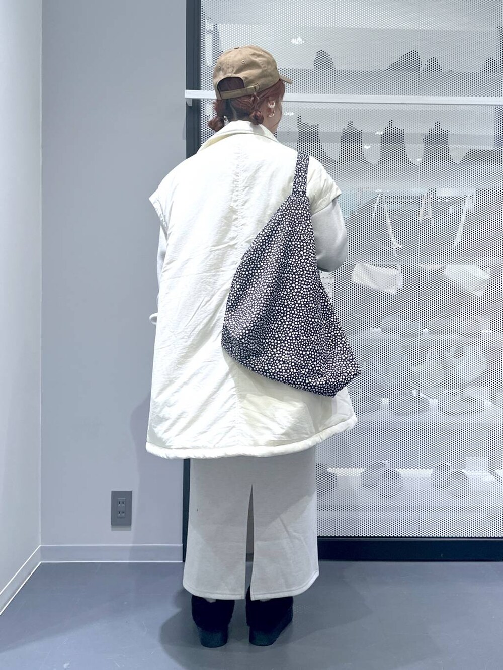 ホワイト系のその他アウター、ベージュ系のトートバッグ、ベージュ系のスウェットを着用したレディースの秋コーディネートの5枚目の写真