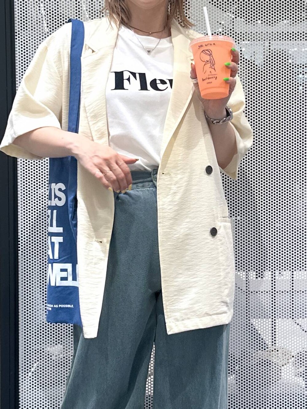 ブルー系のデニムパンツ、ホワイト系のTシャツ/カットソー、ホワイト系のテーラードジャケットを着用したレディースの春コーディネートの5枚目の写真