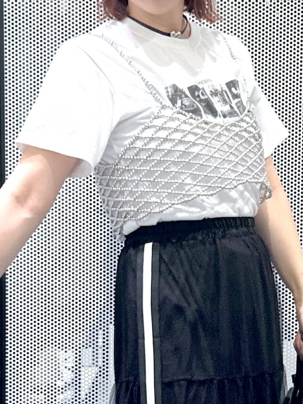 ブラック系のショルダーバッグ、ホワイト系のTシャツ/カットソー、ブラック系のスカートを着用したレディースの夏コーディネートの4枚目の写真