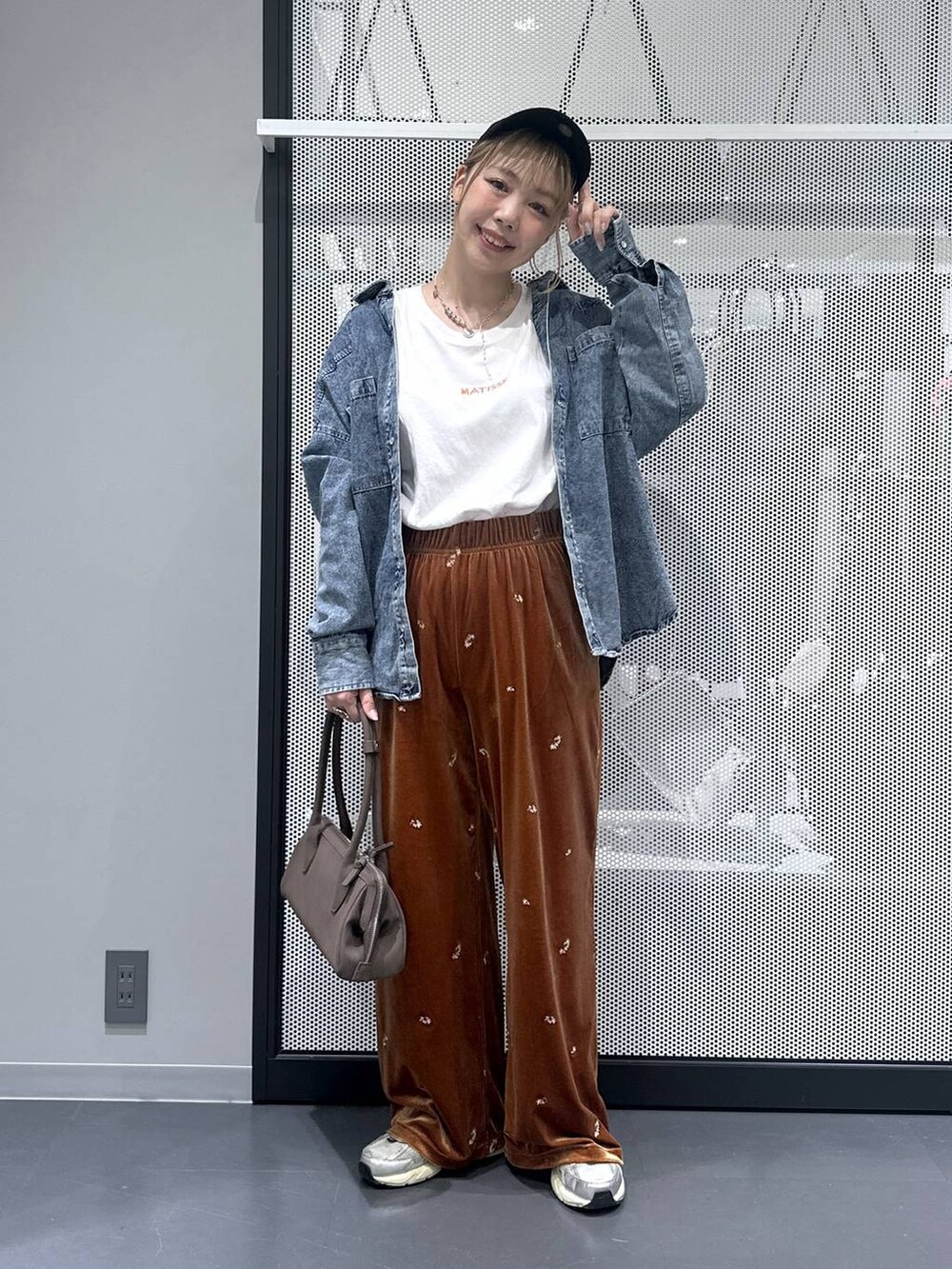 ブルー系のシャツ/ブラウス、ホワイト系のTシャツ/カットソー、オレンジ系のその他パンツを着用したレディースの秋コーディネートの6枚目の写真