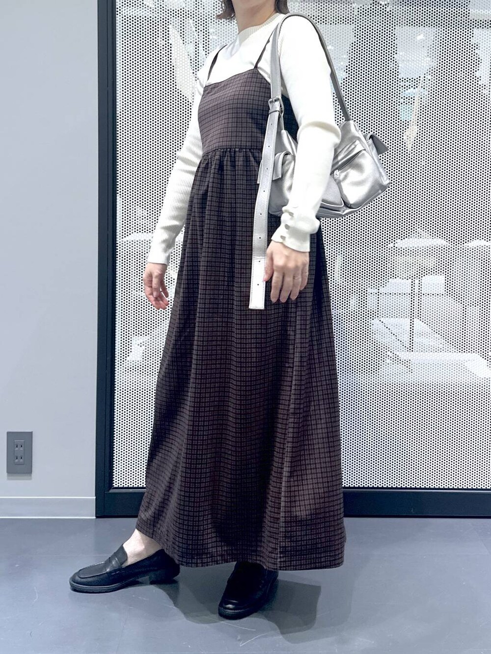 ホワイト系のニット/セーター、ブラック系のブルゾン、ブラック系のローファーを着用したレディースの冬コーディネートの4枚目の写真