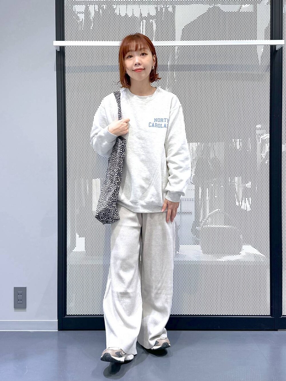 ブラウン系のスニーカー、グレー系のその他パンツ、その他のショルダーバッグを着用したレディースの冬コーディネートの6枚目の写真