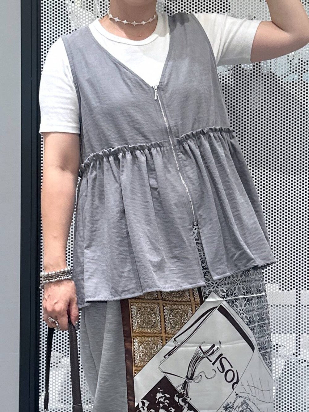 ホワイト系のTシャツ/カットソー、ブラウン系のショルダーバッグ、ベージュ系のサンダルを着用したレディースの夏コーディネートの4枚目の写真