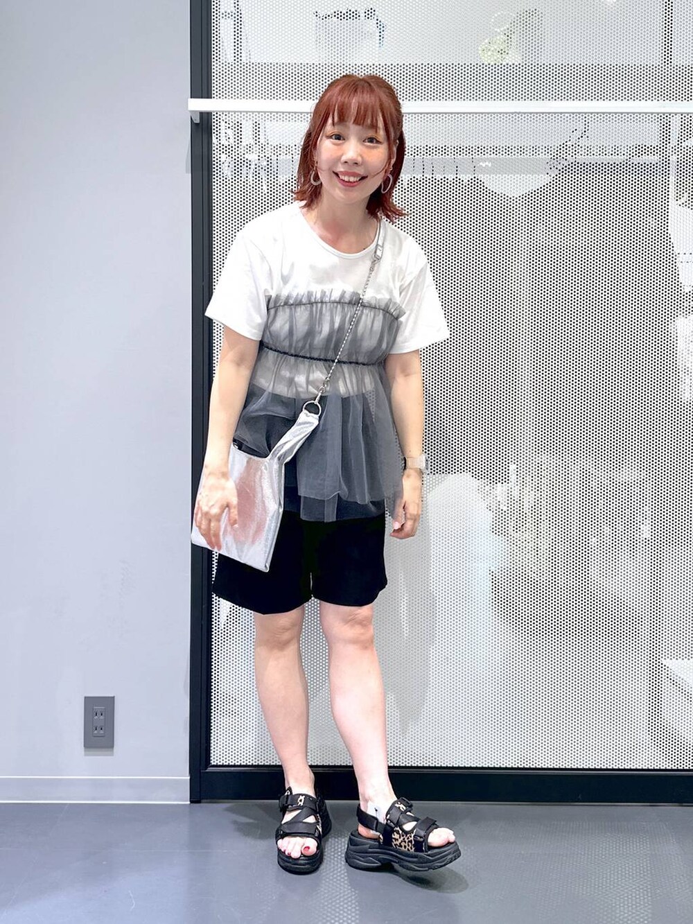 シルバー系のショルダーバッグ、その他のサンダル、ブラック系のその他パンツを着用したレディースの夏コーディネートの3枚目の写真