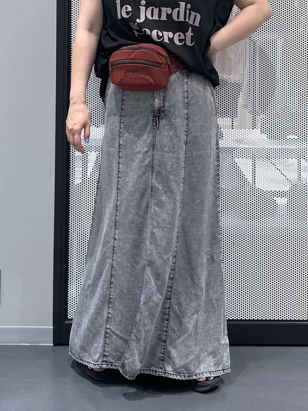 ブラック系のTシャツ/カットソー、レッド系のボディバッグ/ウエストポーチ、ブラック系のデニムスカートを着用したレディースの夏コーディネートの5枚目の写真