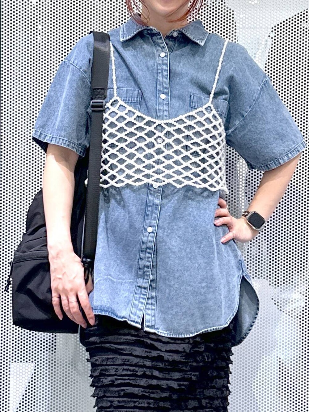ブラック系のショルダーバッグ、ホワイト系のベスト、ブルー系のシャツ/ブラウスを着用したレディースの夏コーディネートの4枚目の写真