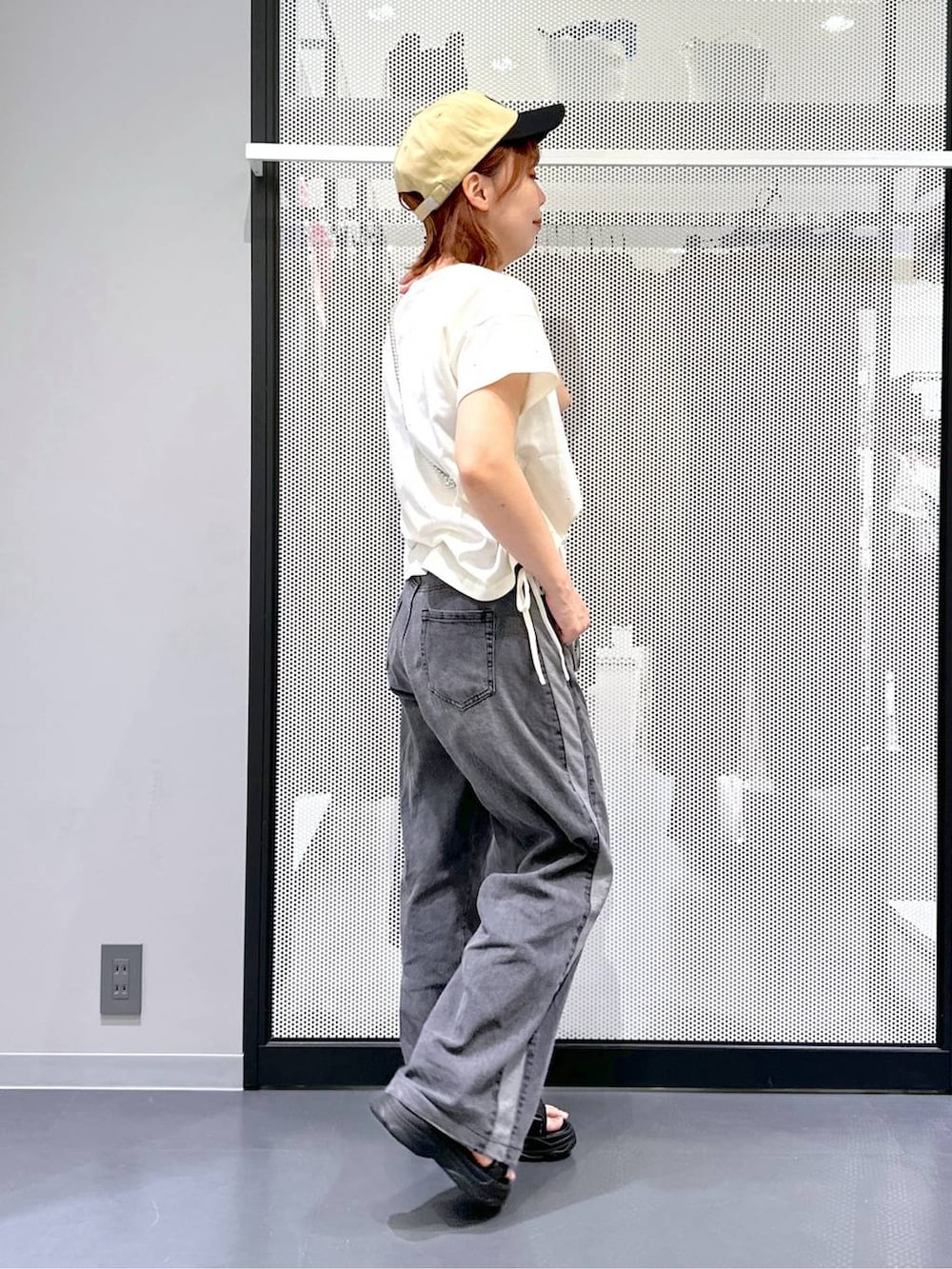 その他のサンダル、ブラック系のデニムパンツ、ホワイト系のTシャツ/カットソーを着用したレディースの夏コーディネートの3枚目の写真