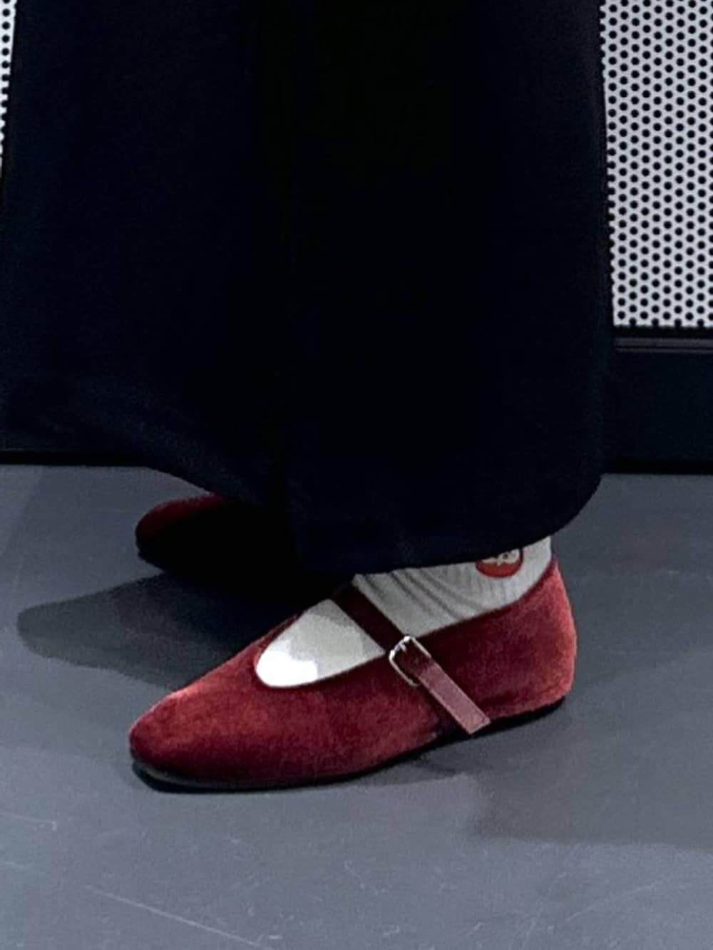 ブラック系のスカート、レッド系のトートバッグ、レッド系のパンプスを着用したレディースの秋コーディネートの6枚目の写真