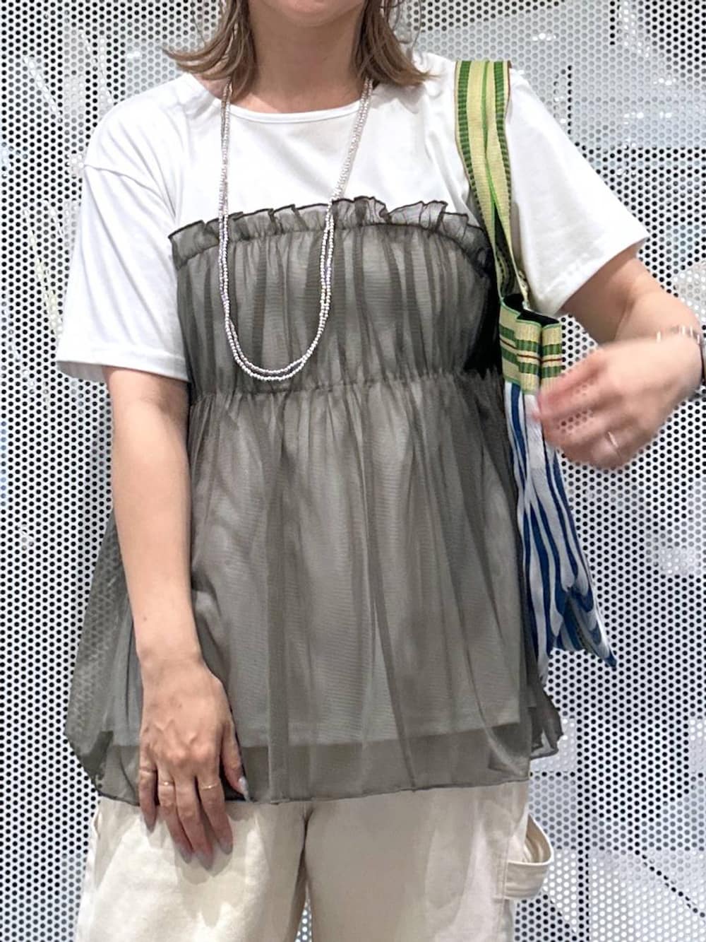 ブルー系のトートバッグ、グリーン系のTシャツ/カットソー、その他のピアス（両耳用）を着用したレディースの夏コーディネートの4枚目の写真